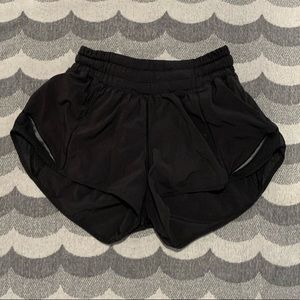 LULULEMON HOTTIE HOT II 2.5” SHORTS SIZE 2